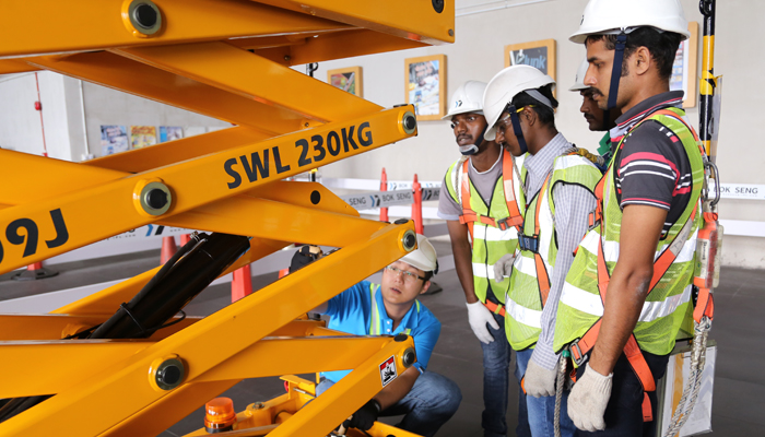 Get A Complete Scissor Lift Course In Singapore From The #1 Trained Instructor